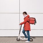 Frau auf E Scooter